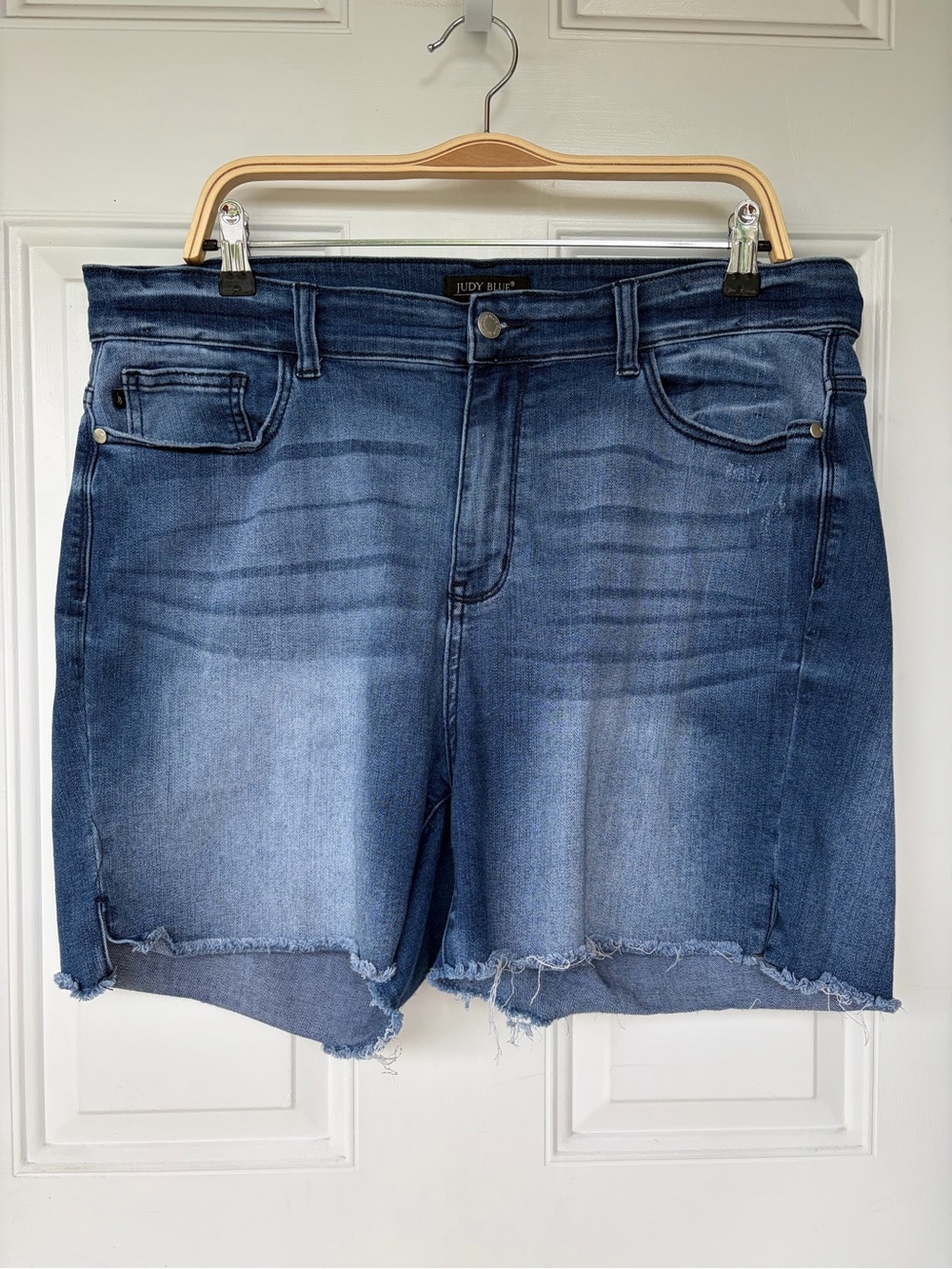•Judy Blue• Raw Hem Stretch Denim Shorts - Size 3X